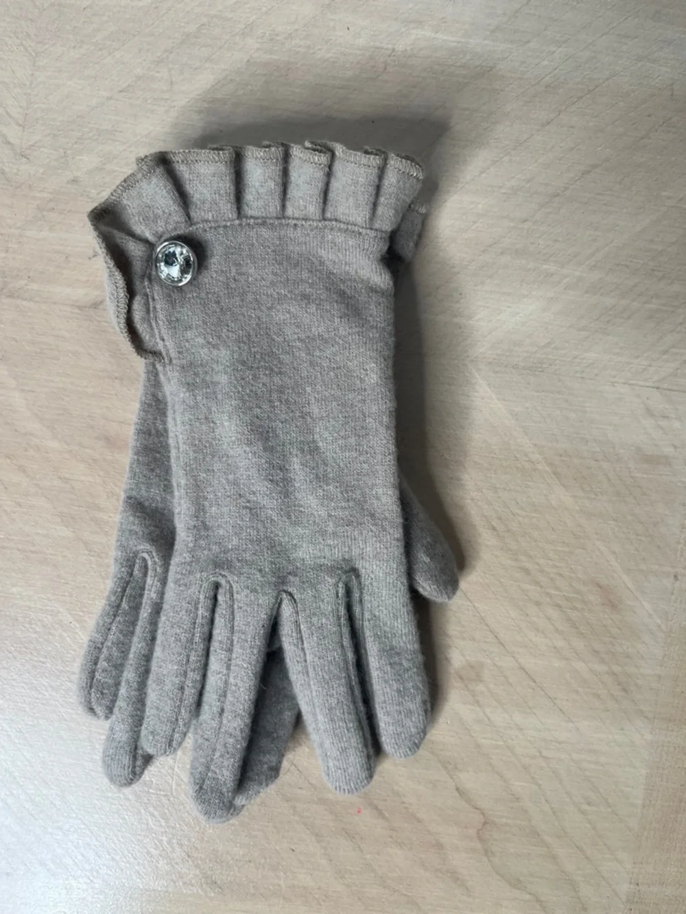 NWT OS Wool/Nylon Neutral Ruffle Cuff Knit Gloves with Decorative Button